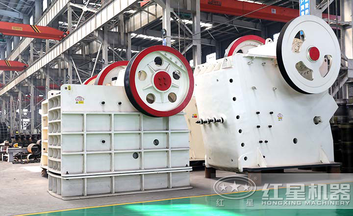 顎式破碎機(jī)實(shí)拍圖，型號(hào)多樣，價(jià)格在10-80萬之間